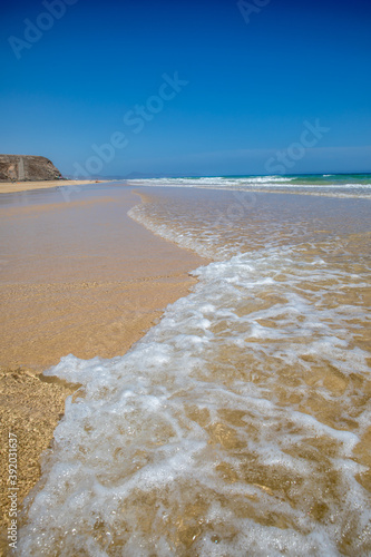 Sanftes Wellenspiel und Strandidyll auf Fuerteventura