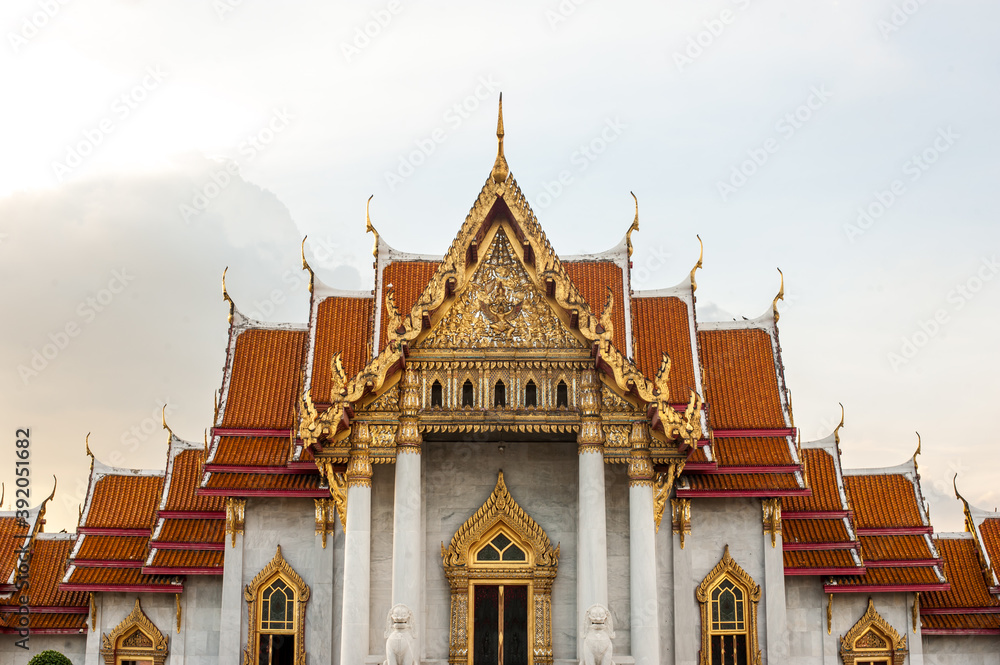 Naklejka premium Landscape view of the Marble sanctuary of Wat Benchamabophit temple in Bangkok Thailand
