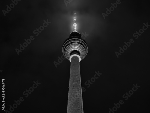 Obraz na płótnie The Berlin TV tower at night in black and white w salonie