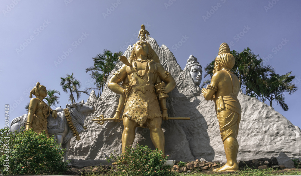 Murdeshwar is a city in India on the coast of the Arabian Sea, famous for its two main attractions: the statue of Shiva and the tower of the gopuram.