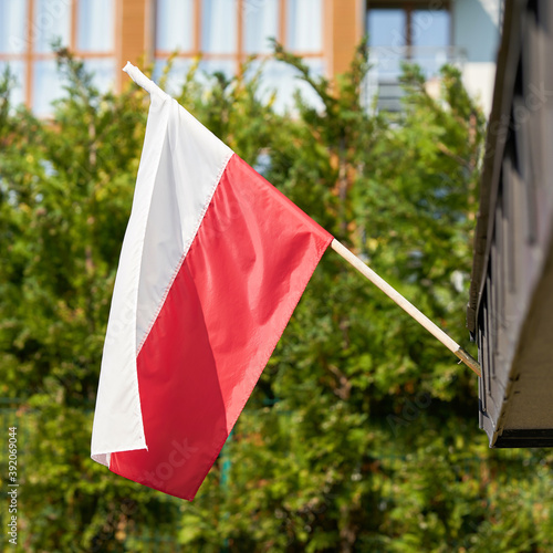 polnische Nationalflagge an einem Haus in Swinemünde in Polen
