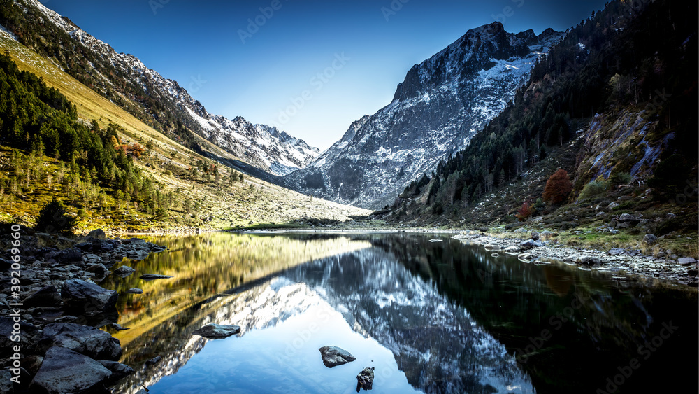 Fototapeta premium lac de suyen bleu jaune