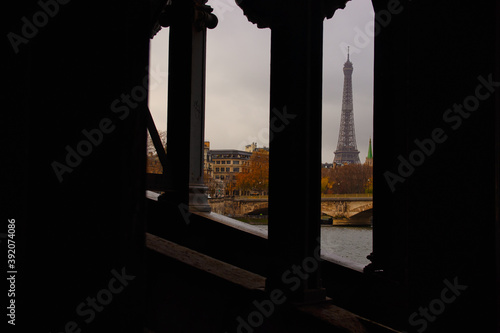 Obraz na płótnie Paris, France - November 29, 2019 - Under a bridge the view of the Eiffel Tower w salonie
