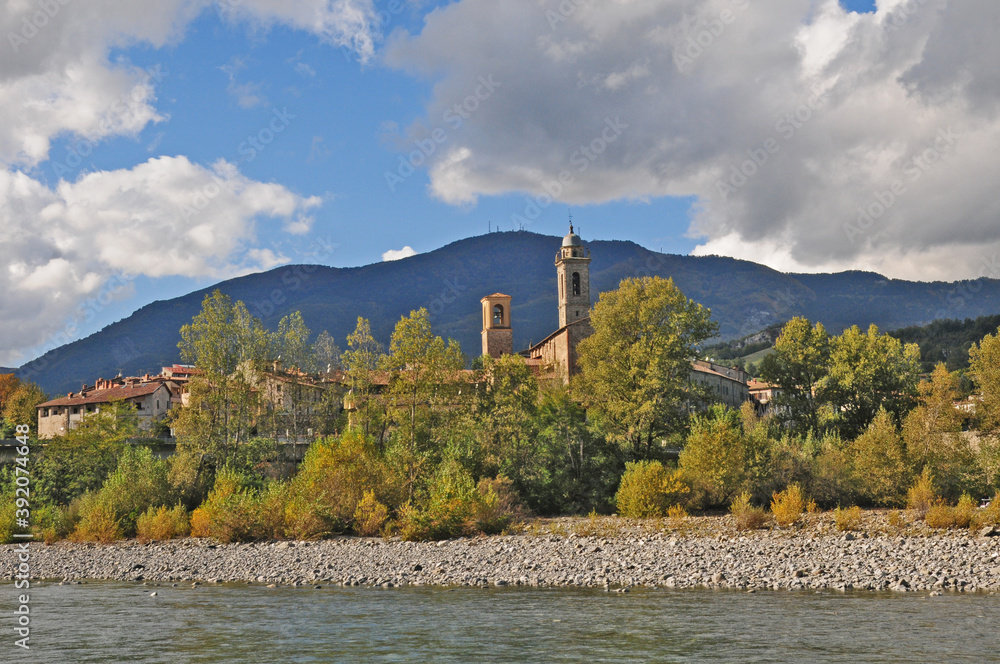 Fototapeta premium Bobbio dal greto del fiume Trebbia - Piacenza 