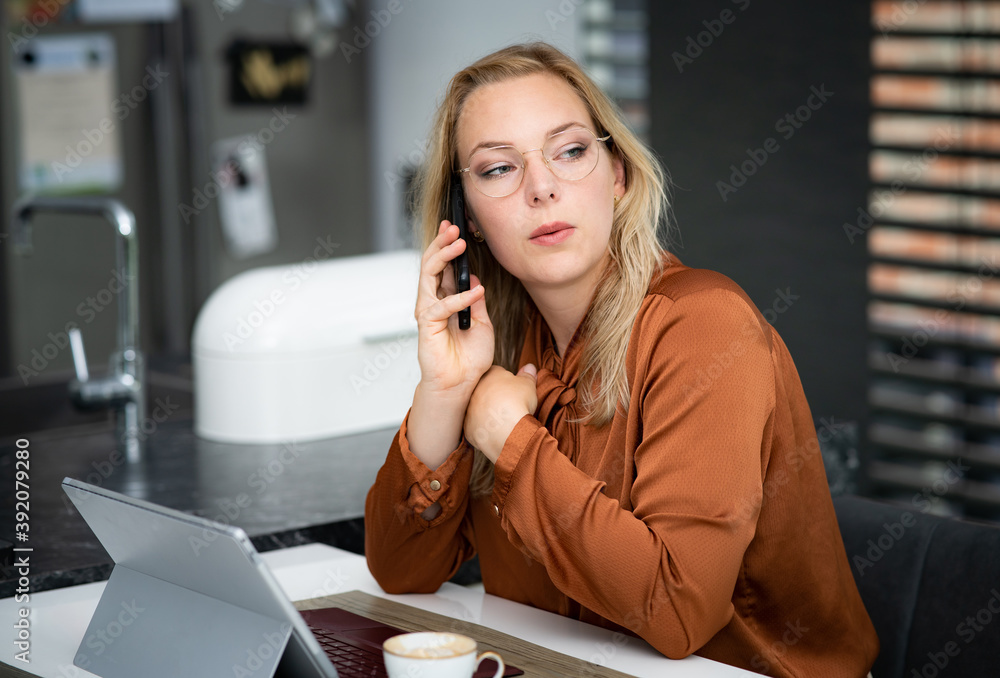 Φωτογραφία Private Kontakte während der Arbeitszeit, attraktive Verwaltungsangestellte telefoniert im Büro - Symbolfoto