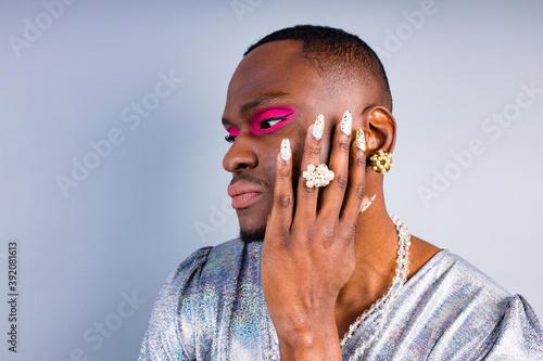 Bild auf Leinwand african american with pearl ring on the finger and necklace beads bijouterie on