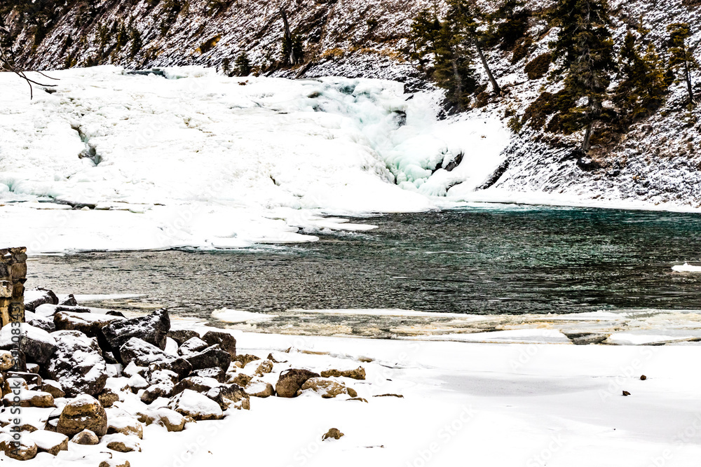 Obraz premium The Bow Falls in the winter. Banff National Park, Alberta, Canada