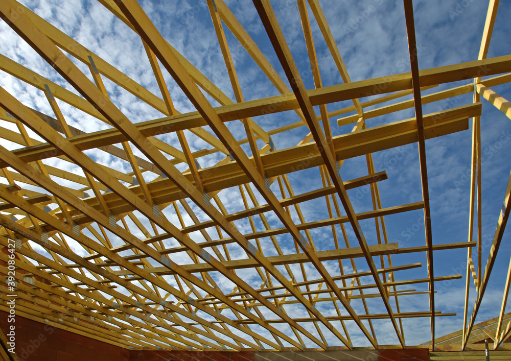 Fototapeta premium Construction d'une charpente en bois d'une maison 