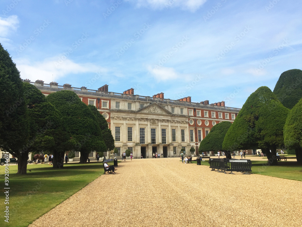 Obraz premium garden of Hampton Court palace in Richmond, London, England, United Kingdom