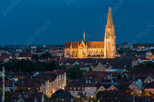 Blick vom Dreifaltigkeitsberg nach Regensburg mit Stadteil Stadtamhof und Dom