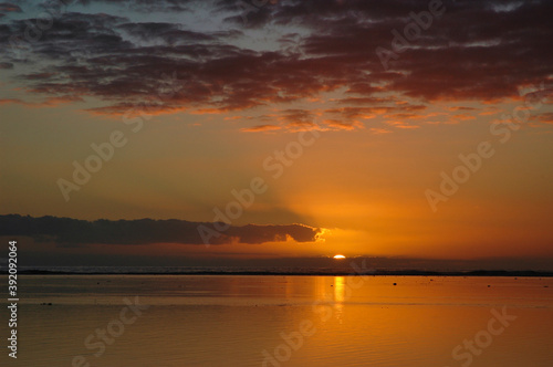 Couch   de soleil sur une plage de l ile de la R  union