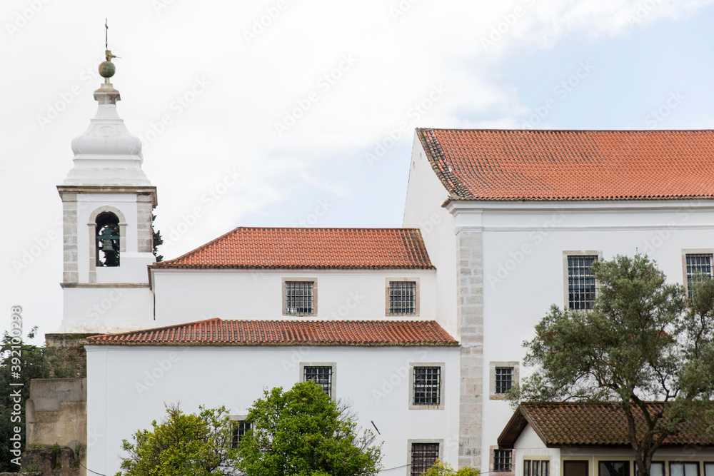 Catedral o Iglesia desde el Castillo o Castelo de San Jorge o Sao Jorge en la ciudad de Lisboa en el pais de Portugal Catedral o Iglesia desde el Castillo o Castelo de San Jorge o Sao Jorge en la ciudad de Lisboa en el pais de Portugal