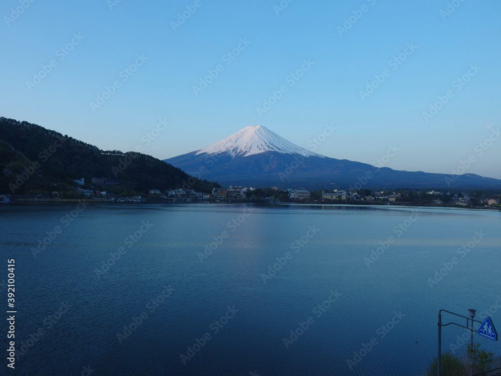 朝日に浮かび上がる富士山