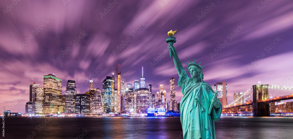 Fototapeta premium Manhattan panoramic skyline at night with Brooklyn Bridge. New York City, USA.