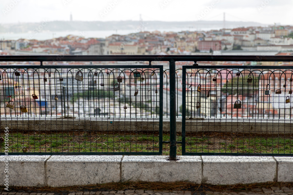 Obraz premium Panoramica, panoramic, vista, view o skyline en la ciudad de Lisboa o Lisbon en el pais de Portugal