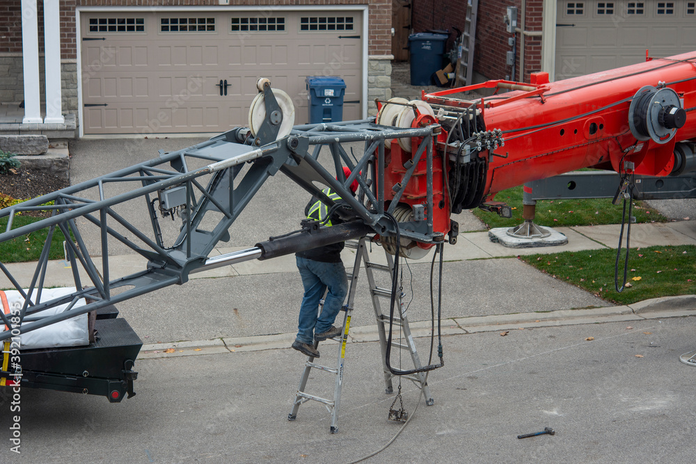 Attaching the additional section to the crane boom