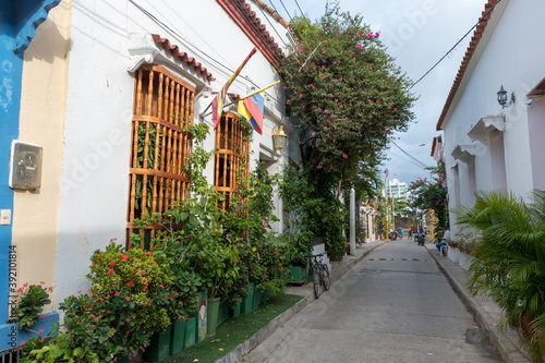 Fototapeta Naklejka Na Ścianę i Meble -  Hermosa calle colorida en Getsemaní, Cartagena de Indias