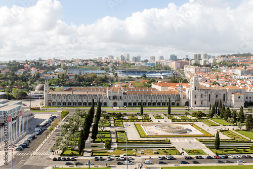 Monasterio e Iglesia de los Jeronimos desde el skyline, panoramica o vista de la ciudad de Lisboa, pais de Portugal