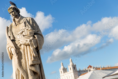 Estatua o Escultura en el Mirador de Santa Lucia o Miradouro de Santa Luzia en la ciudad de Lisboa, pais de Portugal