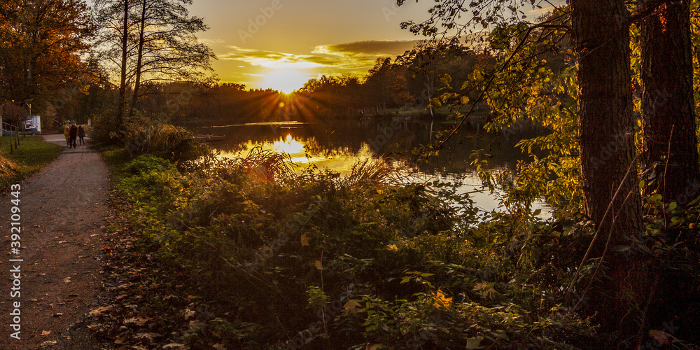 Sonnenuntergang im Herbst am Jägersburger Weiher-Saarland-Deutschland