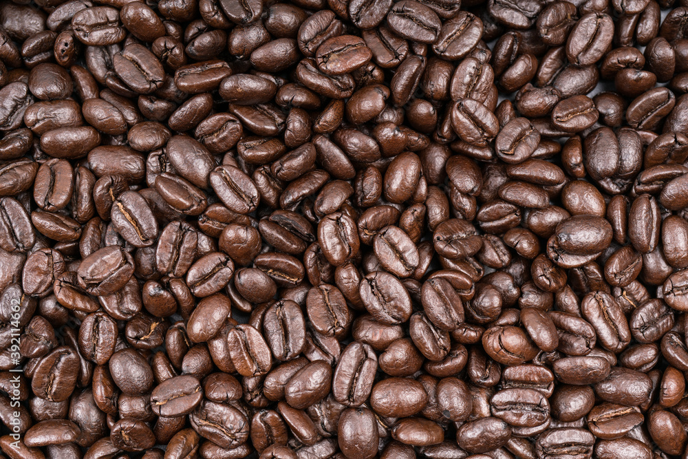 Obraz premium Fresh roasted coffee beans background texture, close up