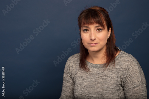 Fotografía serious confident woman in her thirties adult representative studio portrait