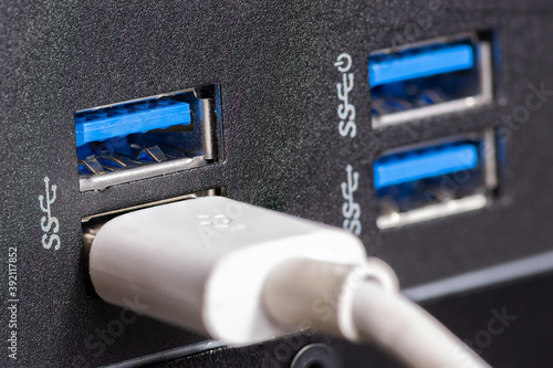 4 usb ports with one cable plugged in