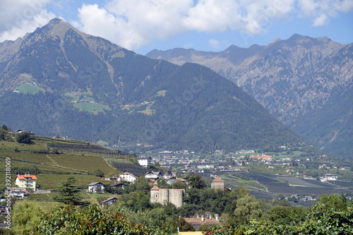 Blick über die Zenoburg nach Dorf Tirol
