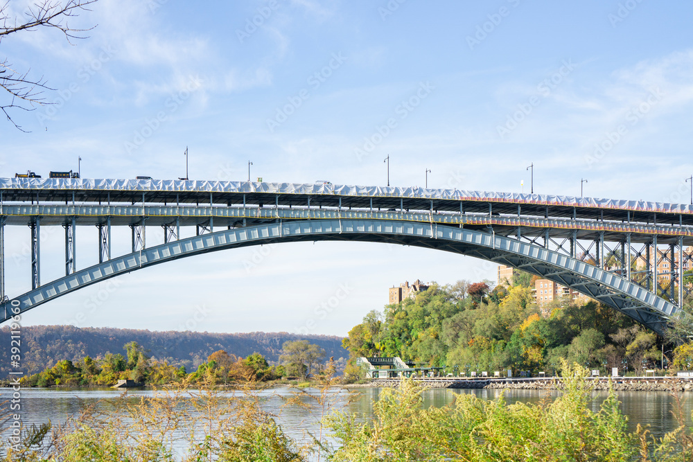 Obraz premium view on a bridge and water with trees surrounding the apartment buildings