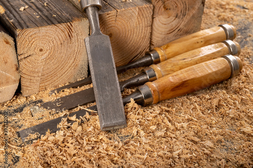 Foto Wood chisels placed on sawdust