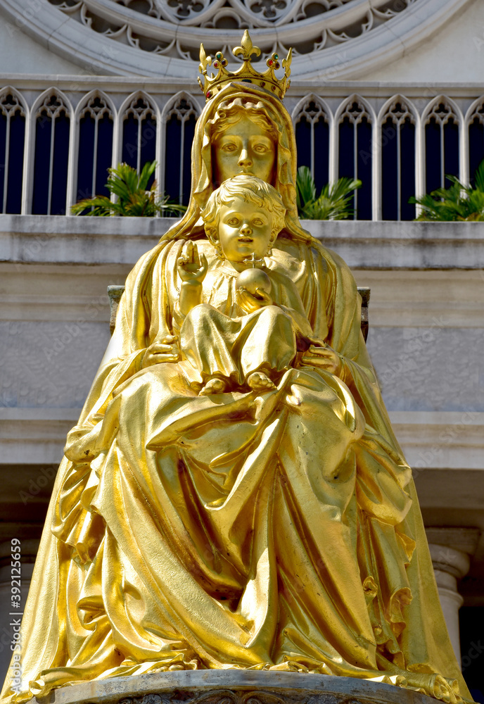 Obraz premium Statue gold Our Lady of Grace Virgin Mary with Child Jesus in the church, Thailand. selective focus.