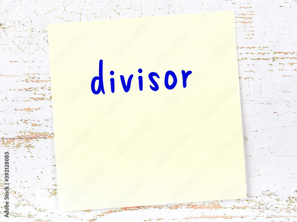 Yellow sticky note on wooden wall with handwritten word divisor - obrazy, fototapety, plakaty 