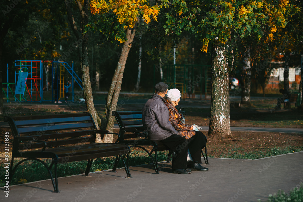 Fototapeta premium couple in the park