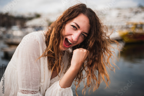 Valokuva Young woman making a triumphant gesture with her arm.