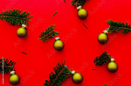 Christmas background material. Christmas tree branches, fir tree branches and Christmas balls. クリスマスの背景素材。クリスマスツリー、モミの木、クリスマスボール。