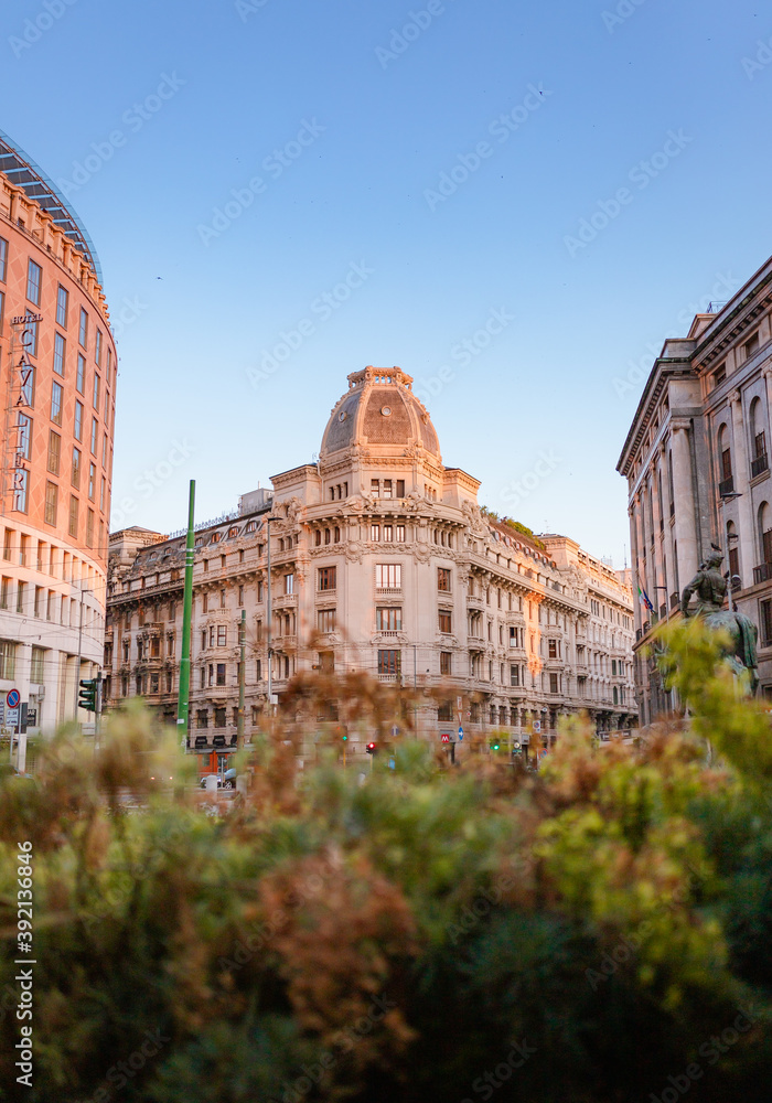 Obraz premium Buildings from Piazza Missori with green hedge in the foreground