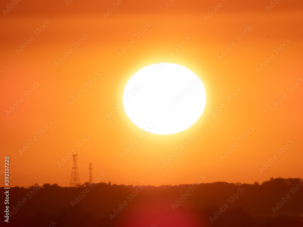 Amanecer al horizonte de un campo Amanecer al horizonte de un campo