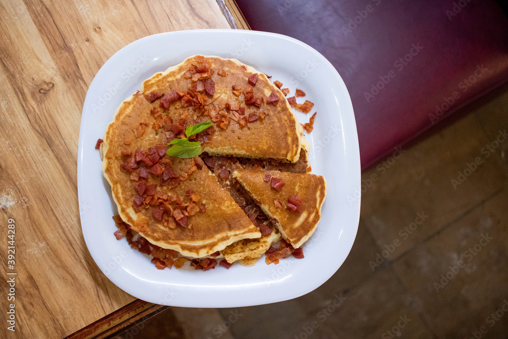 Hot cakes con tocino Hot cakes con tocino