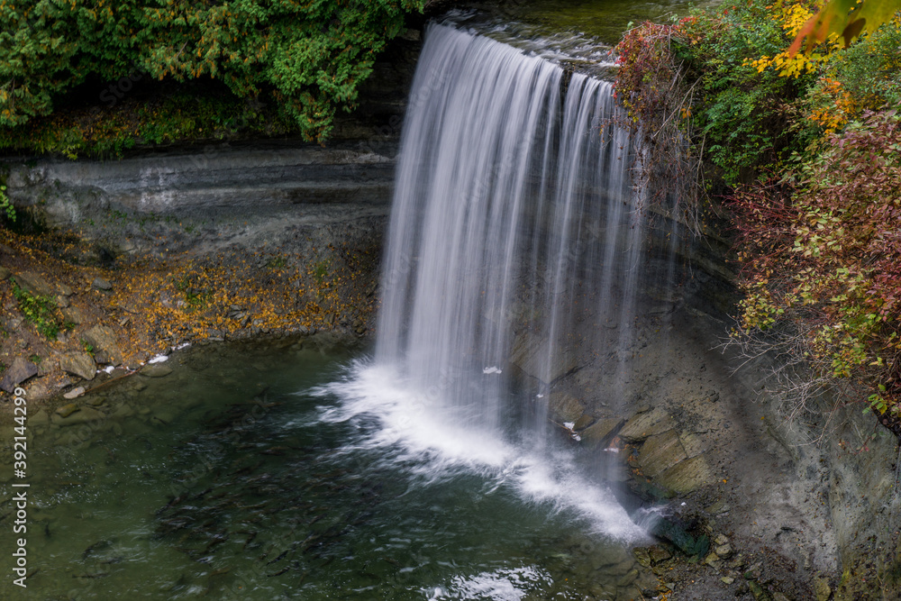 Obraz premium Bridal Veil Falls on Manitoulin island. A 35 ft high photogenic waterfall during fall