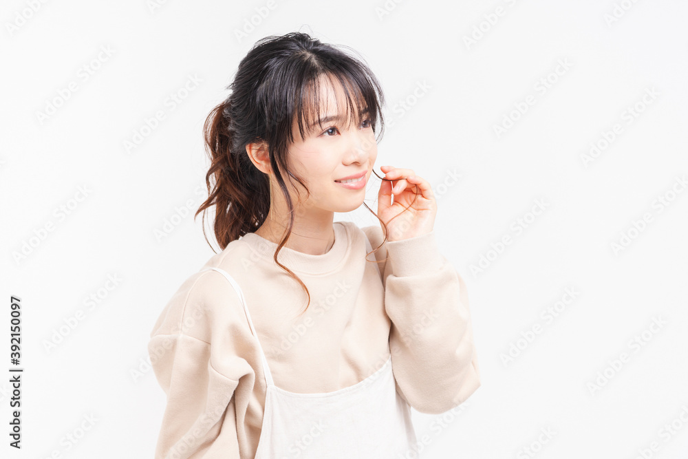 髪の毛を触る若い女性 髪の毛を触る若い女性