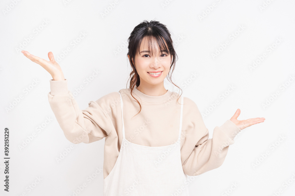 案内のジェスチャーをする若い女性 案内のジェスチャーをする若い女性