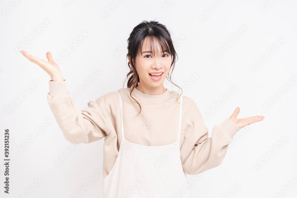 案内のジェスチャーをする若い女性
