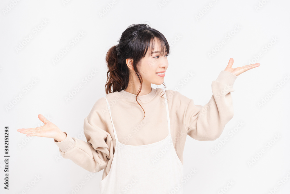 案内のジェスチャーをする若い女性 案内のジェスチャーをする若い女性