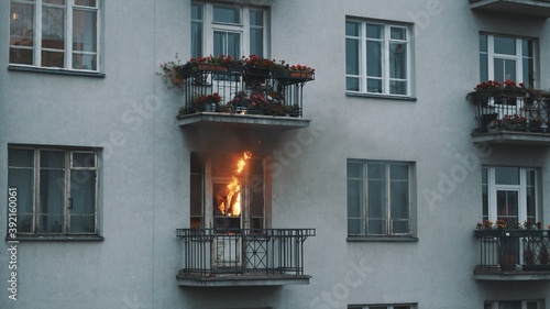 Quadro su tela Smoke coming out of the appartment on fire
