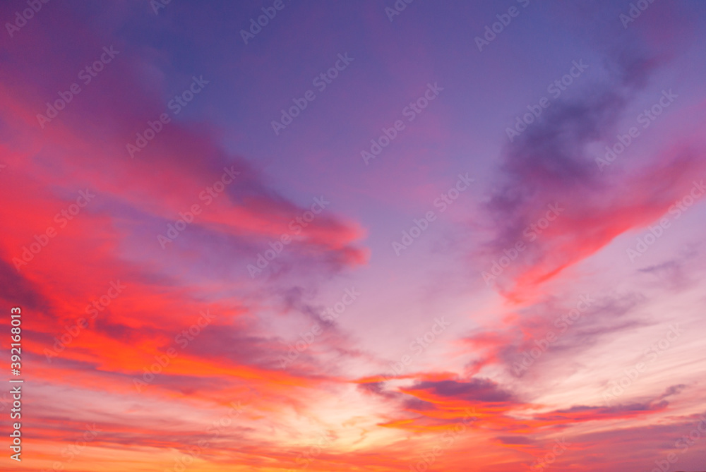 Obraz premium Beautiful picture of a sunset in a partial cloudy day with purple and orange colors. Great dawn