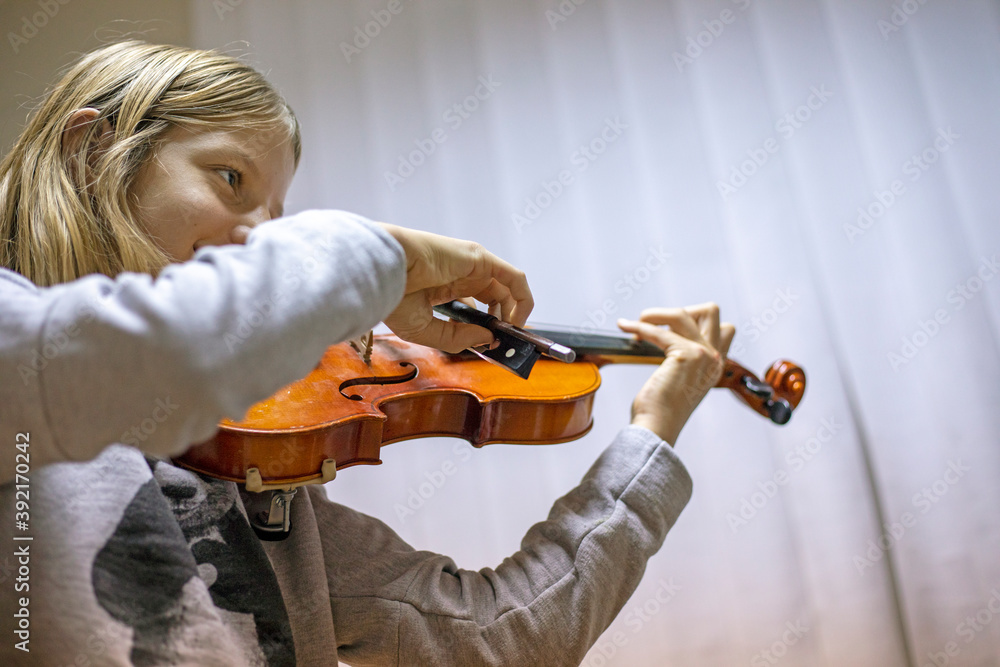 happy violinist playing violin, music lesson, suzuki technique happy violinist playing violin, music lesson, suzuki technique