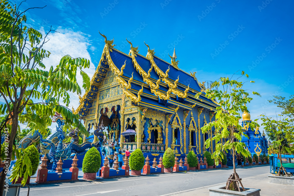 Naklejka premium Wat Rong Seur Ten or Blue Temple is a famous temple and is a major tourist attraction of Chiang Rai Province, Thailand.