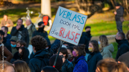 Leipzig, Germany - November 07, 2020: Counter-demonstrators / left-wing demonstrators in Schiller Park © Iven O. Schlösser