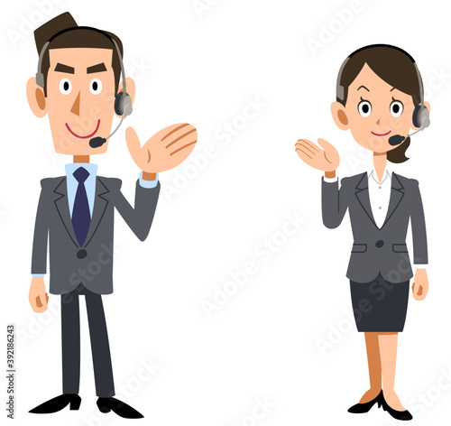 ヘッドセットを装着した男女の会社員が案内する　全身
