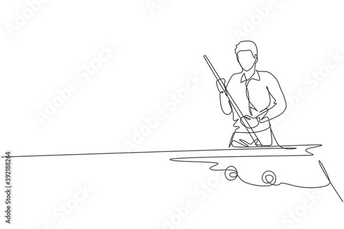 Single continuous line drawing of young handsome professional athlete man playing pool billiards at billiard room in bar. Indoor sport game concept. Trendy one line draw design vector illustration